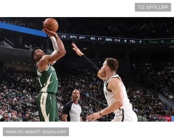 字母哥强硬突破两人防守完成战斧式扣篮：力量与信念的极致展示