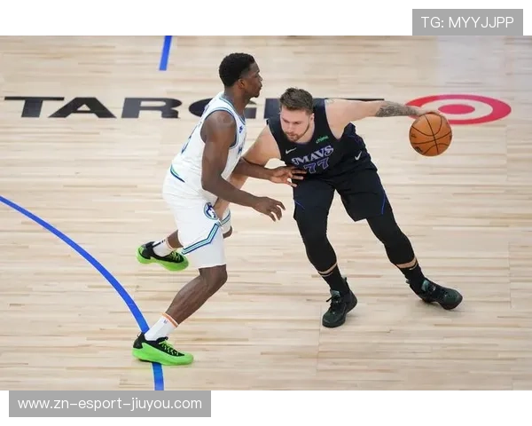 东契奇背身分球助攻大空位三分，独行侠火力凶猛